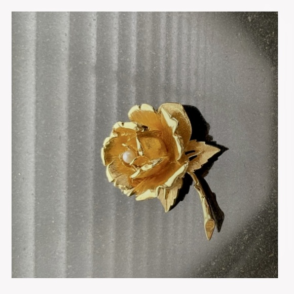 Marcel Boucher Signed & Numbered, Cultured Pearl on Gold Rose brooch. - Picture 14 of 14